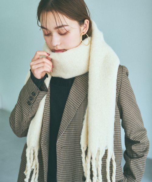 mysty woman（ミスティウーマン）の「ブークレ無地ストール 961439（ストール/ショール・レディース・チャコールグレー/パープル/アイボリー・FREE）」の2枚目の写真