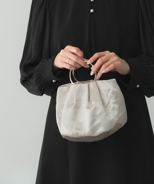 URBAN RESEARCH ROSSO WOMEN（アーバンリサーチ　ロッソ）の「kaene　リングハンドルバッグ（ハンドバッグ・レディース・ベージュ系その他/ブラック・FREE）」の2枚目の写真