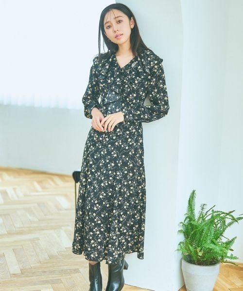 mysty woman（ミスティウーマン）の「ブローチ付きフロントフリルワンピース　986749（ワンピース・レディース・アイボリー/ブラック/ブラウン・FREE）」の3枚目の写真