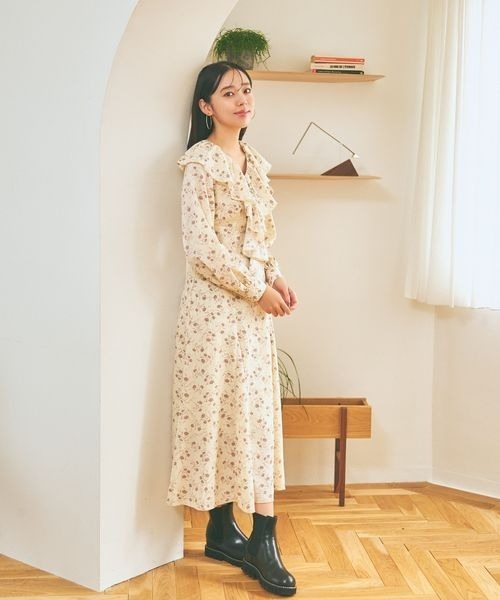 mysty woman（ミスティウーマン）の「ブローチ付きフロントフリルワンピース　986749（ワンピース・レディース・アイボリー/ブラック/ブラウン・FREE）」の6枚目の写真