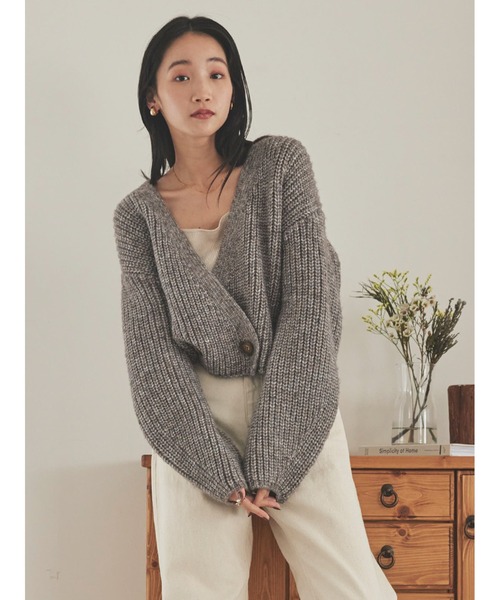 Stylevoice for xxx（スタイルヴォイスフォー）の「ローゲージショートニットカーディガン（カーディガン/ボレロ・レディース・チャコールグレー/ホワイト/ブラウン・FREE）」の9枚目の写真