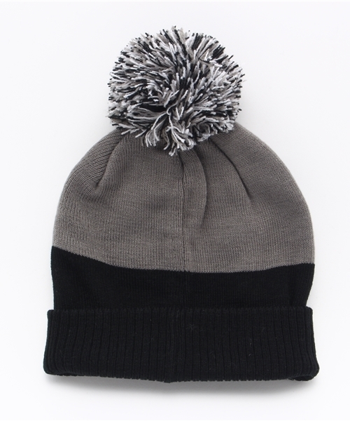 STUSSY（ステューシー）の「Kids Script Pom Beanie（ニットキャップ/ビーニー・キッズ・ネイビー/グレー・FREE）」の3枚目の写真