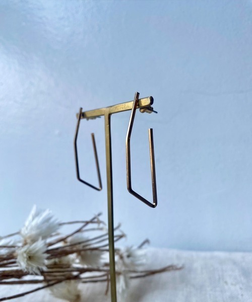 emouv by est(エモーヴバイエスト)の「emouv by est ロングスクエアピアス(ピアス(両耳用)・レディース・シルバー/ゴールド・FREE)」の8枚目の写真