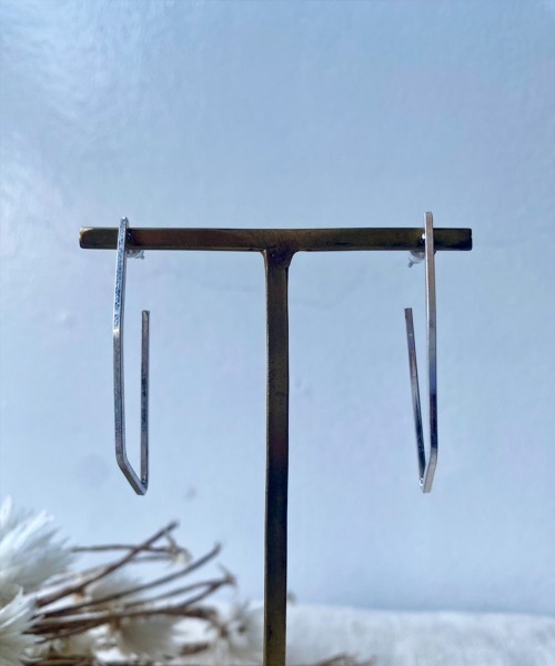 emouv by est(エモーヴバイエスト)の「emouv by est ロングスクエアピアス(ピアス(両耳用)・レディース・シルバー/ゴールド・FREE)」の9枚目の写真