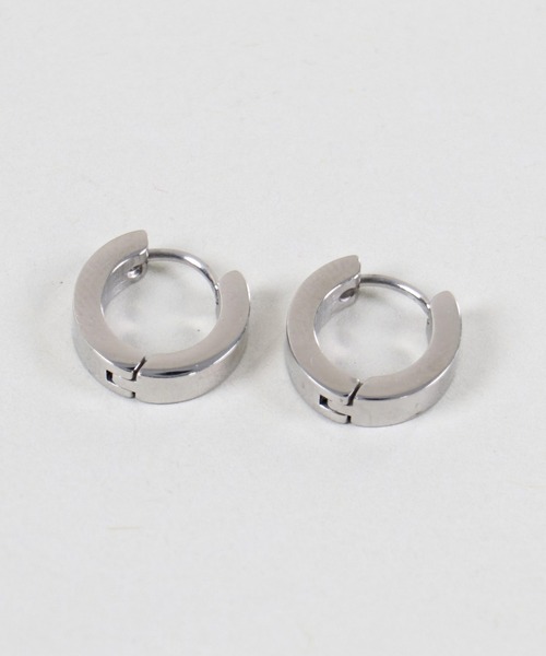SPINNS(スピンズ)の「フープピアス シンプル2(ピアス(両耳用)・メンズ・シルバー・M/S/L)」の2枚目の写真