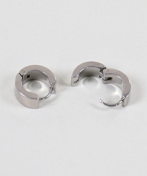 SPINNS(スピンズ)の「フープピアス シンプル2(ピアス(両耳用)・メンズ・シルバー・M/S/L)」の4枚目の写真