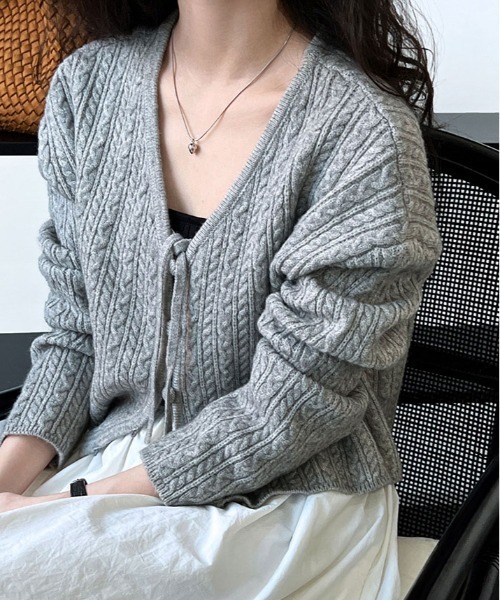 kirakiraShop(キラキラショップ)の「くるみボタン ケーブル ニット ショート カーディガン(ニット/セーター・レディース・グレー/ブルー/ベージュ・FREE)」の1枚目の写真