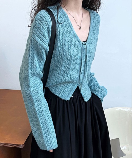 kirakiraShop(キラキラショップ)の「くるみボタン ケーブル ニット ショート カーディガン(ニット/セーター・レディース・グレー/ブルー/ベージュ・FREE)」の3枚目の写真
