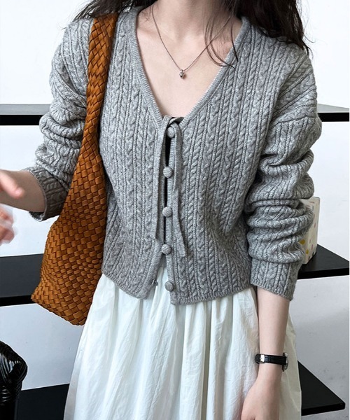 kirakiraShop(キラキラショップ)の「くるみボタン ケーブル ニット ショート カーディガン(ニット/セーター・レディース・グレー/ブルー/ベージュ・FREE)」の4枚目の写真