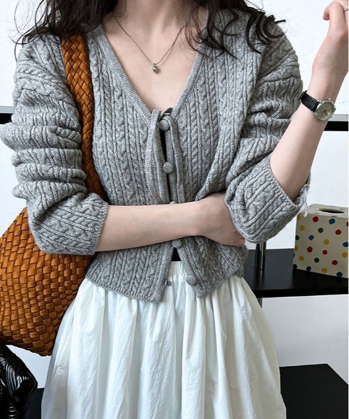kirakiraShop(キラキラショップ)の「くるみボタン ケーブル ニット ショート カーディガン(ニット/セーター・レディース・グレー/ブルー/ベージュ・FREE)」の5枚目の写真