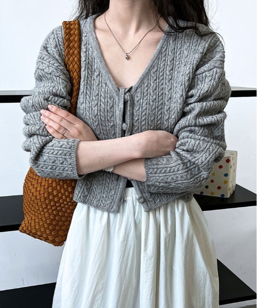 kirakiraShop(キラキラショップ)の「くるみボタン ケーブル ニット ショート カーディガン(ニット/セーター・レディース・グレー/ブルー/ベージュ・FREE)」の6枚目の写真