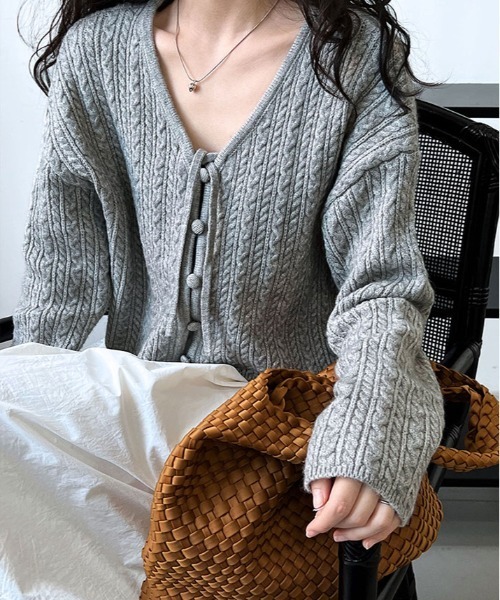 kirakiraShop(キラキラショップ)の「くるみボタン ケーブル ニット ショート カーディガン(ニット/セーター・レディース・グレー/ブルー/ベージュ・FREE)」の7枚目の写真