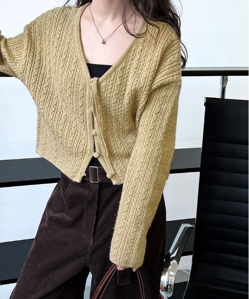 kirakiraShop(キラキラショップ)の「くるみボタン ケーブル ニット ショート カーディガン(ニット/セーター・レディース・グレー/ブルー/ベージュ・FREE)」の9枚目の写真