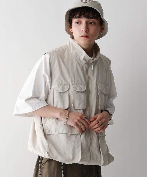 RAGEBLUE(レイジブルー)の「マルチポケット/ミリタリー/オーバーサイズナイロンベスト(ベスト・メンズ・ブラック/ブラウン系その他/ライトグレー・MEDIUM/LARGE)」の1枚目の写真