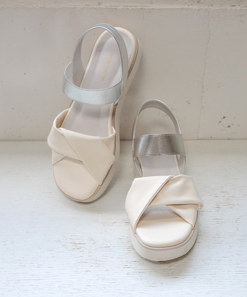 GLOBAL WORK（グローバルワーク）の「エアかる厚底ゴムベルト/115398（サンダル・レディース・ブラウン系8/ホワイト×シルバー/ゴールド/ブラック・MEDIUM/LARGE）」の2枚目の写真