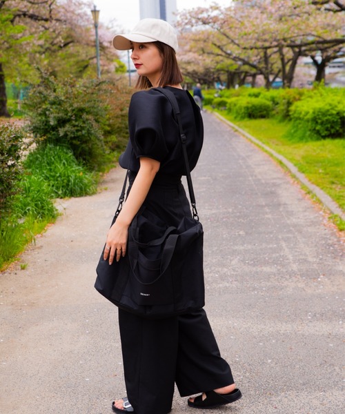 DEVICE+（デバイスプラス）の「【折りたたんで収納可能】DEVICE＋ デバイスプラス 3way ボストン ショルダーバッグ（ボストンバッグ・レディース・ブラック/グレイッシュベージュ/クリーム/グレー/ブラック×グレー・FREE）」の6枚目の写真