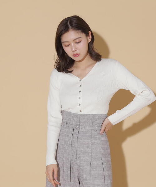 JILL by JILL STUART(ジルバイジルスチュアート)の「◇UV加工ロゴ刺しゅうニットカーディガン(カーディガン/ボレロ・レディース・ホワイト系その他/ブラウン/レッド/ネイビー・FREE)」の6枚目の写真