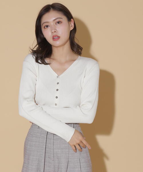 JILL by JILL STUART(ジルバイジルスチュアート)の「◇UV加工ロゴ刺しゅうニットカーディガン(カーディガン/ボレロ・レディース・ホワイト系その他/ブラウン/レッド/ネイビー・FREE)」の10枚目の写真