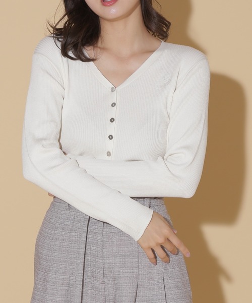 JILL by JILL STUART(ジルバイジルスチュアート)の「◇UV加工ロゴ刺しゅうニットカーディガン(カーディガン/ボレロ・レディース・ホワイト系その他/ブラウン/レッド/ネイビー・FREE)」の3枚目の写真