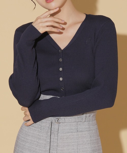 JILL by JILL STUART(ジルバイジルスチュアート)の「◇UV加工ロゴ刺しゅうニットカーディガン(カーディガン/ボレロ・レディース・ホワイト系その他/ブラウン/レッド/ネイビー・FREE)」の4枚目の写真