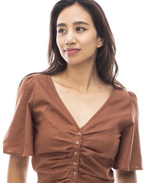 BILLABONG(ビラボン)の「BILLABONG レディース 【CHILLWEAR】 LINEN COTTON WOVEN TOPS 半袖シャツ 【2024年夏モデル】/ビラボンギャザー入りVネックデザイントップス(シャツ/ブラウス・レディース・アイボリー/ブラウン/マルチ・MEDIUM)」の1枚目の写真