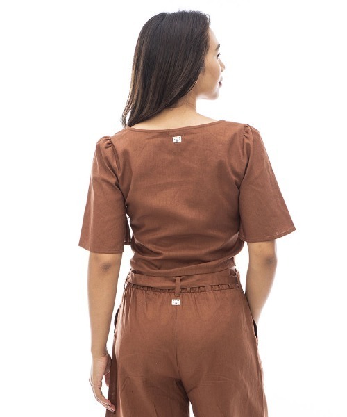 BILLABONG(ビラボン)の「BILLABONG レディース 【CHILLWEAR】 LINEN COTTON WOVEN TOPS 半袖シャツ 【2024年夏モデル】/ビラボンギャザー入りVネックデザイントップス(シャツ/ブラウス・レディース・アイボリー/ブラウン/マルチ・MEDIUM)」の14枚目の写真