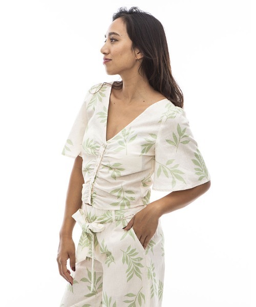 BILLABONG(ビラボン)の「BILLABONG レディース 【CHILLWEAR】 LINEN COTTON WOVEN TOPS 半袖シャツ 【2024年夏モデル】/ビラボンギャザー入りVネックデザイントップス(シャツ/ブラウス・レディース・アイボリー/ブラウン/マルチ・MEDIUM)」の8枚目の写真