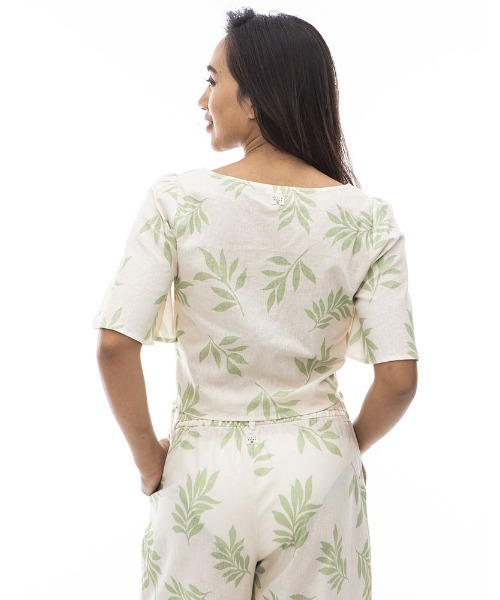 BILLABONG(ビラボン)の「BILLABONG レディース 【CHILLWEAR】 LINEN COTTON WOVEN TOPS 半袖シャツ 【2024年夏モデル】/ビラボンギャザー入りVネックデザイントップス(シャツ/ブラウス・レディース・アイボリー/ブラウン/マルチ・MEDIUM)」の9枚目の写真