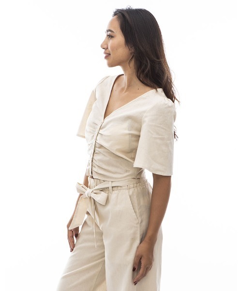 BILLABONG(ビラボン)の「BILLABONG レディース 【CHILLWEAR】 LINEN COTTON WOVEN TOPS 半袖シャツ 【2024年夏モデル】/ビラボンギャザー入りVネックデザイントップス(シャツ/ブラウス・レディース・アイボリー/ブラウン/マルチ・MEDIUM)」の11枚目の写真