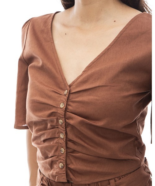 BILLABONG(ビラボン)の「BILLABONG レディース 【CHILLWEAR】 LINEN COTTON WOVEN TOPS 半袖シャツ 【2024年夏モデル】/ビラボンギャザー入りVネックデザイントップス(シャツ/ブラウス・レディース・アイボリー/ブラウン/マルチ・MEDIUM)」の7枚目の写真