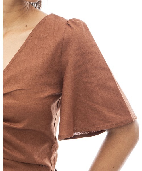 BILLABONG(ビラボン)の「BILLABONG レディース 【CHILLWEAR】 LINEN COTTON WOVEN TOPS 半袖シャツ 【2024年夏モデル】/ビラボンギャザー入りVネックデザイントップス(シャツ/ブラウス・レディース・アイボリー/ブラウン/マルチ・MEDIUM)」の15枚目の写真