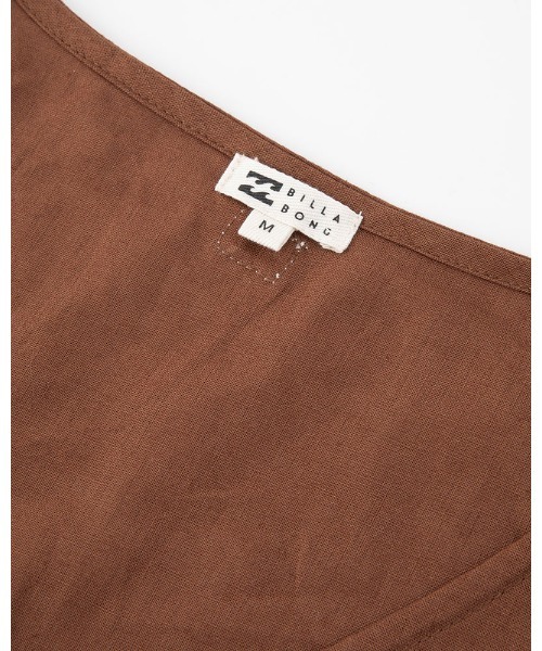 BILLABONG(ビラボン)の「BILLABONG レディース 【CHILLWEAR】 LINEN COTTON WOVEN TOPS 半袖シャツ 【2024年夏モデル】/ビラボンギャザー入りVネックデザイントップス(シャツ/ブラウス・レディース・アイボリー/ブラウン/マルチ・MEDIUM)」の5枚目の写真