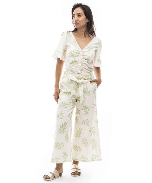 BILLABONG(ビラボン)の「BILLABONG レディース 【CHILLWEAR】 LINEN COTTON WOVEN TOPS 半袖シャツ 【2024年夏モデル】/ビラボンギャザー入りVネックデザイントップス(シャツ/ブラウス・レディース・アイボリー/ブラウン/マルチ・MEDIUM)」の10枚目の写真