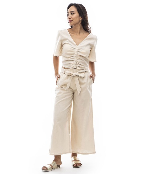 BILLABONG(ビラボン)の「BILLABONG レディース 【CHILLWEAR】 LINEN COTTON WOVEN TOPS 半袖シャツ 【2024年夏モデル】/ビラボンギャザー入りVネックデザイントップス(シャツ/ブラウス・レディース・アイボリー/ブラウン/マルチ・MEDIUM)」の4枚目の写真