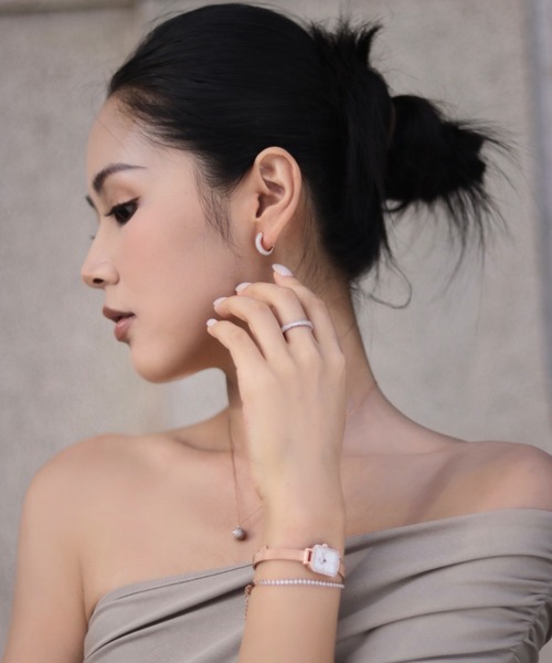 Daniel Wellington(ダニエルウェリントン)の「PAVE CRYSTAL PENDANT EARRING レディースピアス ゴールド/ローズゴールド/シルバー(ピアス(両耳用)・レディース・ピンクゴールド/イエローゴールド/シルバー・ONE SIZE)」の9枚目の写真