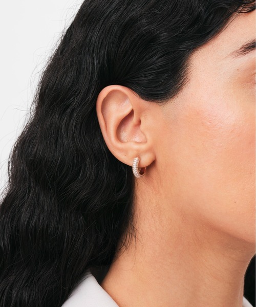 Daniel Wellington(ダニエルウェリントン)の「PAVE CRYSTAL PENDANT EARRING レディースピアス ゴールド/ローズゴールド/シルバー(ピアス(両耳用)・レディース・ピンクゴールド/イエローゴールド/シルバー・ONE SIZE)」の8枚目の写真