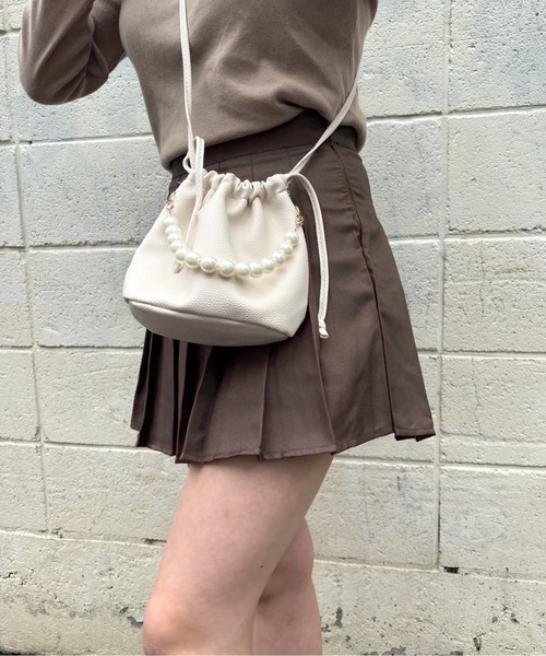 SALTMINT(ソルトミント)の「〔選べる5color / 2way仕様〕パールボールチェーン巾着バッグ バレエコア(ハンドバッグ・レディース・ベージュ/グリーン/ブルー/イエロー/ピンク・ONESIZE)」の2枚目の写真