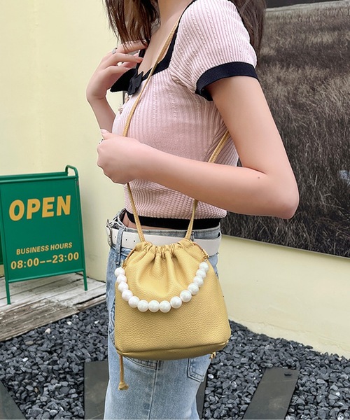 SALTMINT(ソルトミント)の「〔選べる5color / 2way仕様〕パールボールチェーン巾着バッグ バレエコア(ハンドバッグ・レディース・ベージュ/グリーン/ブルー/イエロー/ピンク・ONESIZE)」の5枚目の写真