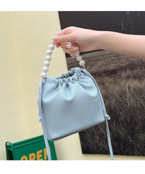 SALTMINT(ソルトミント)の「〔選べる5color / 2way仕様〕パールボールチェーン巾着バッグ バレエコア(ハンドバッグ・レディース・ベージュ/グリーン/ブルー/イエロー/ピンク・ONESIZE)」の4枚目の写真