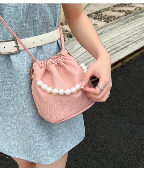 SALTMINT(ソルトミント)の「〔選べる5color / 2way仕様〕パールボールチェーン巾着バッグ バレエコア(ハンドバッグ・レディース・ベージュ/グリーン/ブルー/イエロー/ピンク・ONESIZE)」の6枚目の写真