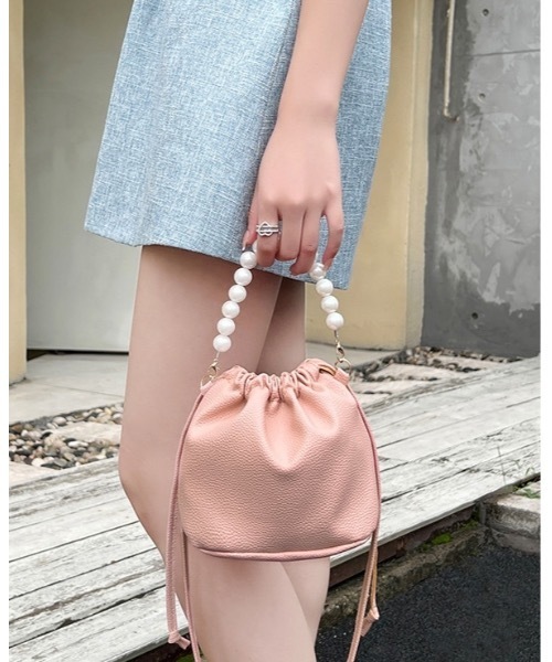 SALTMINT(ソルトミント)の「〔選べる5color / 2way仕様〕パールボールチェーン巾着バッグ バレエコア(ハンドバッグ・レディース・ベージュ/グリーン/ブルー/イエロー/ピンク・ONESIZE)」の7枚目の写真