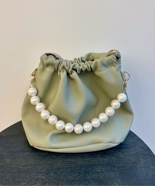 SALTMINT(ソルトミント)の「〔選べる5color / 2way仕様〕パールボールチェーン巾着バッグ バレエコア(ハンドバッグ・レディース・ベージュ/グリーン/ブルー/イエロー/ピンク・ONESIZE)」の10枚目の写真