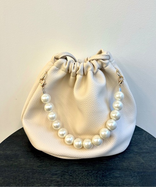 SALTMINT(ソルトミント)の「〔選べる5color / 2way仕様〕パールボールチェーン巾着バッグ バレエコア(ハンドバッグ・レディース・ベージュ/グリーン/ブルー/イエロー/ピンク・ONESIZE)」の9枚目の写真