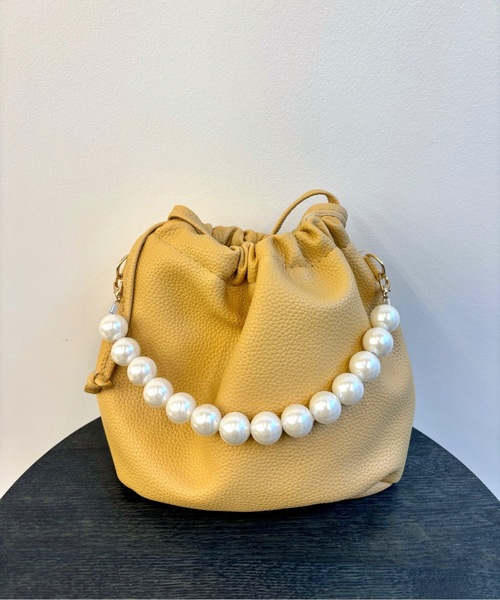 SALTMINT(ソルトミント)の「〔選べる5color / 2way仕様〕パールボールチェーン巾着バッグ バレエコア(ハンドバッグ・レディース・ベージュ/グリーン/ブルー/イエロー/ピンク・ONESIZE)」の12枚目の写真