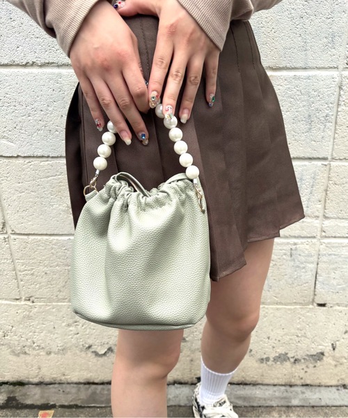 SALTMINT(ソルトミント)の「〔選べる5color / 2way仕様〕パールボールチェーン巾着バッグ バレエコア(ハンドバッグ・レディース・ベージュ/グリーン/ブルー/イエロー/ピンク・ONESIZE)」の22枚目の写真