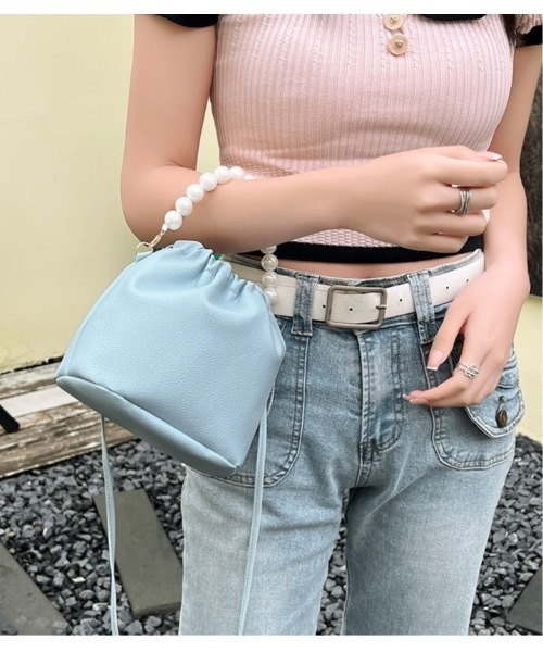 SALTMINT(ソルトミント)の「〔選べる5color / 2way仕様〕パールボールチェーン巾着バッグ バレエコア(ハンドバッグ・レディース・ベージュ/グリーン/ブルー/イエロー/ピンク・ONESIZE)」の21枚目の写真