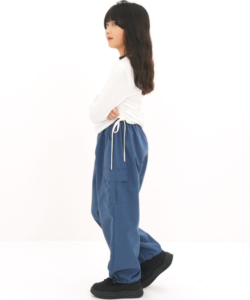 Bee des Bee(ビーデスビー)の「サイドギャザー長袖トップス(Tシャツ/カットソー・キッズ・ブラック/ホワイト/杢グレー・110cm/150cm/130cm/120cm/140cm)」の8枚目の写真