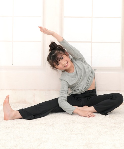 Bee des Bee(ビーデスビー)の「サイドギャザー長袖トップス(Tシャツ/カットソー・キッズ・ブラック/ホワイト/杢グレー・110cm/150cm/130cm/120cm/140cm)」の15枚目の写真