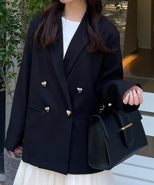 JUNOAH（ジュノア）の「ハートボタンジャケット（テーラードジャケット・レディース・グレイッシュベージュ/ブラック/チャコール・MEDIUM/LARGE/SMALL）」の2枚目の写真