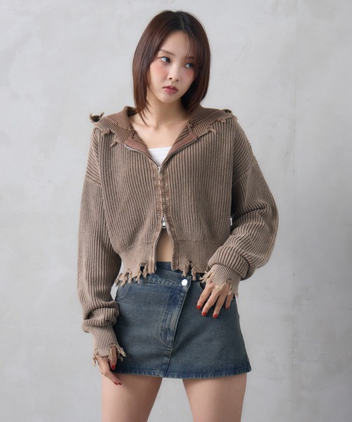 ENVYM（アンビー）の「ジップ ダメージ ニット ショート パーカー（カーディガン/ボレロ・レディース・ネイビー/ブラウン/ブラック・FREE）」の10枚目の写真